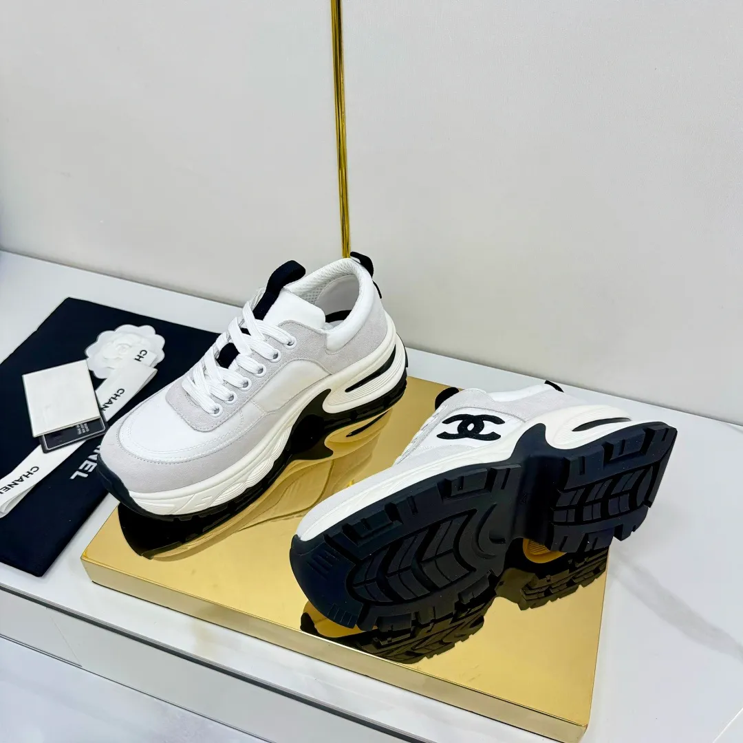 👟👟Ex-factory price 680👟👟 Upgraded version, upgraded version, upgraded version! No rebuttal accepted! ! ! ! Chanel Chanel panda shoes! 2025 counter's top casual sports shoes. This classic design; the upper is electro-embroidered with a variety of techniques; the outsole is fashionable and sporty; the unusual inclusion of a variety of color matching elements... The diversified mix and match is very good-looking and versatile, and can be used for leisure, fashion, sports, and outdoor... ꫛꫀꪝ Go➫ Materials: ❶Upper made of: original imported first-layer silk cowhide + original waterproof cloth + original first-layer cowhide ❷Inner lining: Original Yangli+Net ❸Outsole based on: Original TPU combination outsole Counter boutique packaging complete set for women 35–41 👉 👉 👉 👉